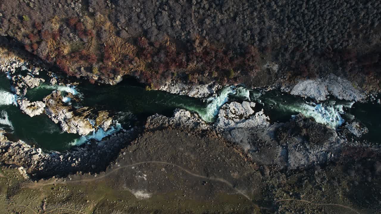 vista aérea de arriba hacia abajo del cañón del río serpiente y las cataratas del pilar, idaho, ee.uu., disparo de dron de ángulo alto