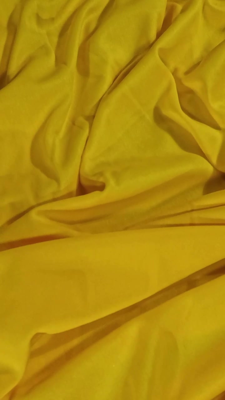 Texture in tessuto giallo con pieghe