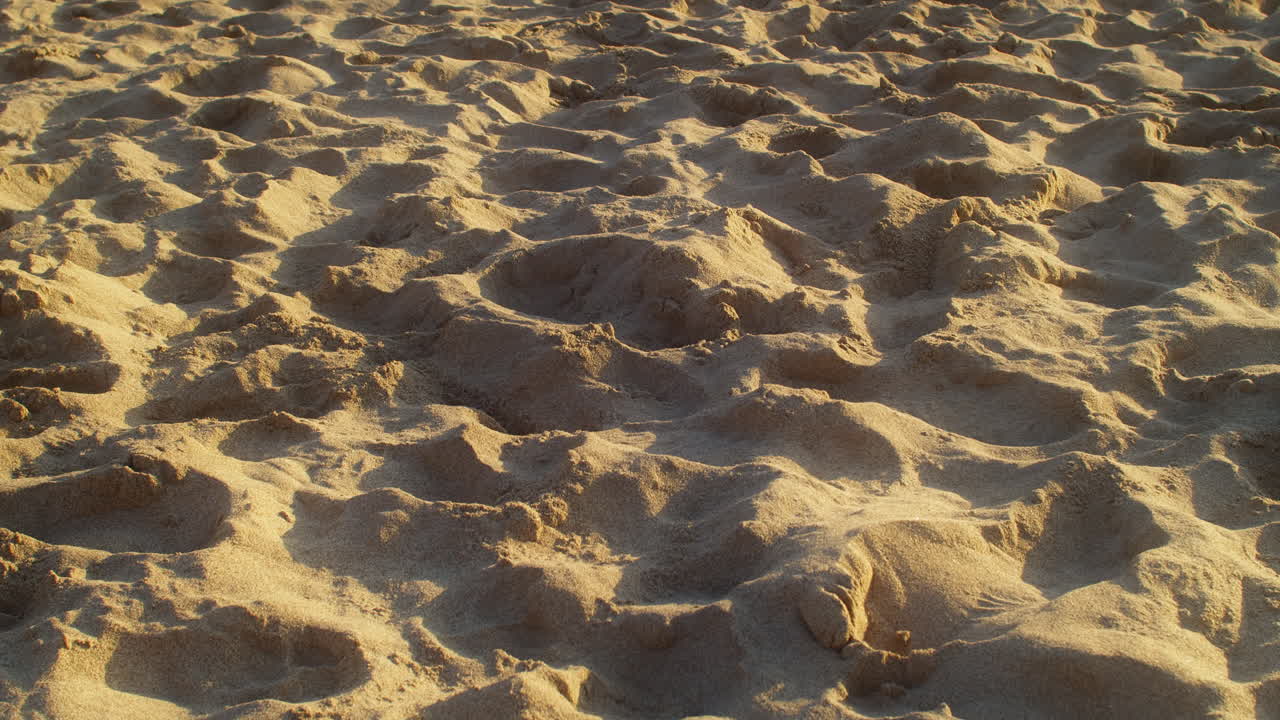 여름 동안 영국 콘월 영국의 세인트 아그네스 근처 모래 해안 해변에 발자국