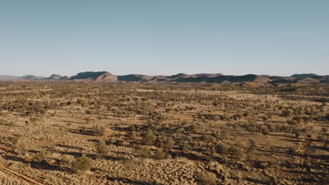 Seguimiento-De-Disparos-De-Drones-De-Los-Rangos-De-West-MacDonnell-En-El-Territorio-Del-Norte-De-Australia-4k