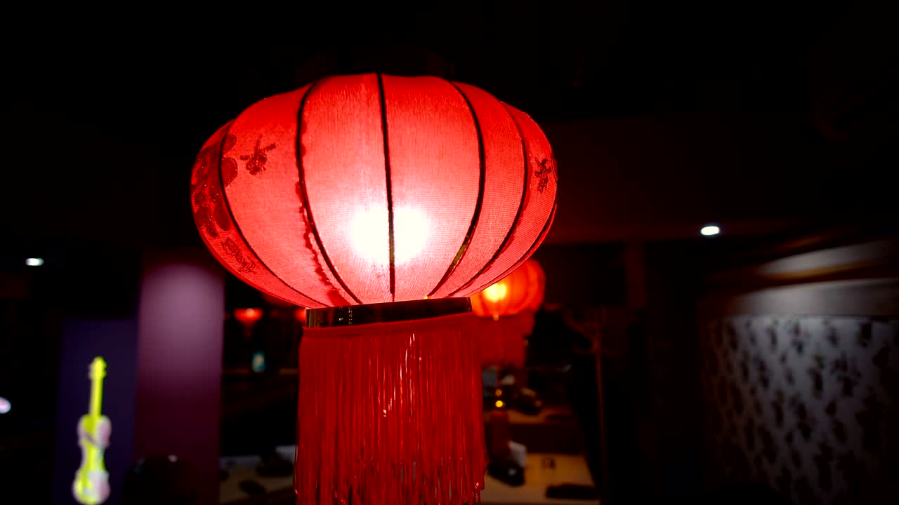 linternas chinas decorando las calles para celebrar el año nuevo chino