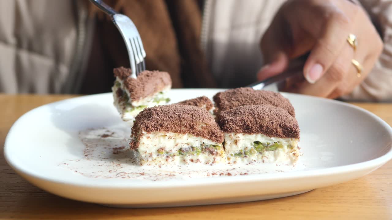 Fıstıklı baklava yiyen kişi