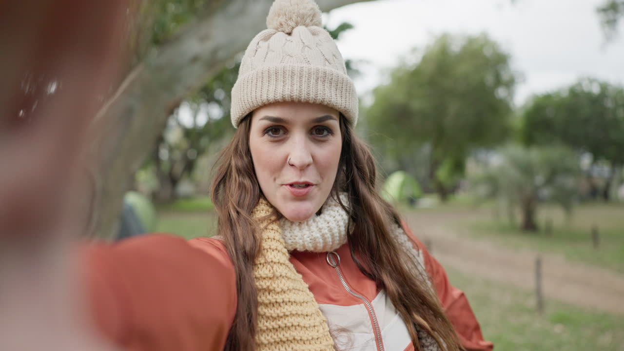 여성, 인플루언서 및 자연의 비디오