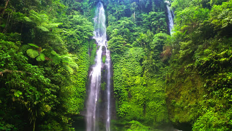Excursionistas-Que-Visitan-Increíbles-Cascadas-De-La-Selva-Tropical-De-Fiji-Mientras-Están-En-Bali.