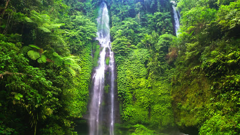 excursionistas visitando las increíbles cascadas de la selva tropical de fiji mientras están en bali