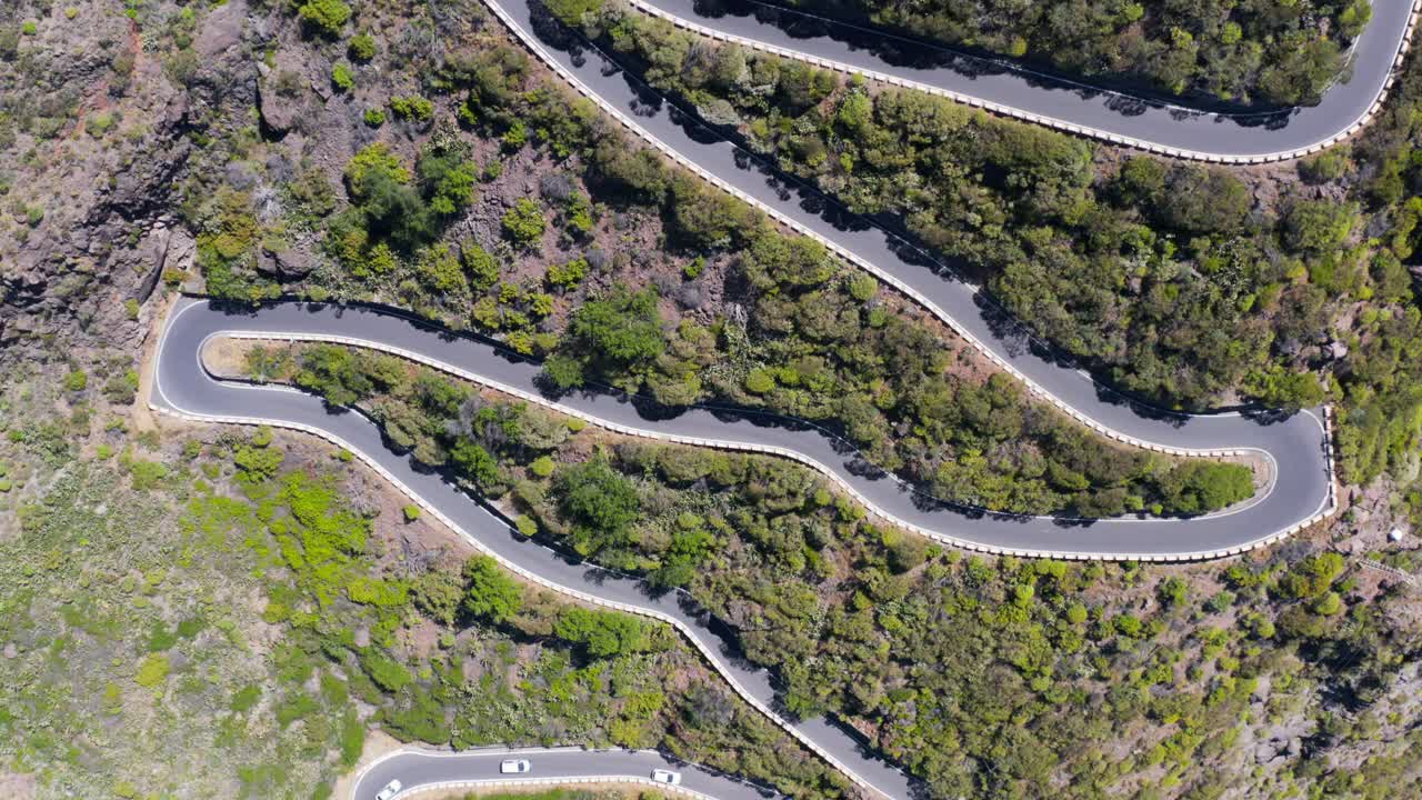 테네리페, 테노 대산괴, 공중에서 가파른 산을 오르는 머리핀 도로