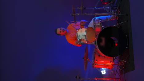 el baterista golpeando