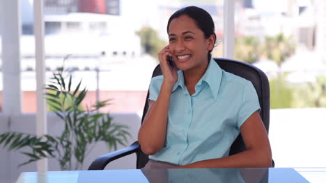 Mujer-Feliz-Y-Bien-Vestida-Hablando-Por-Teléfono