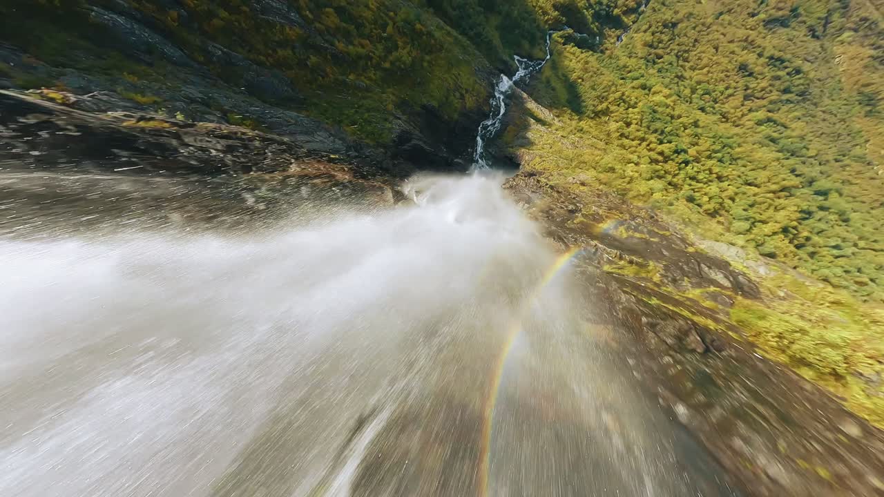 drone fpv buceando por una cascada con una vista increíble al final
