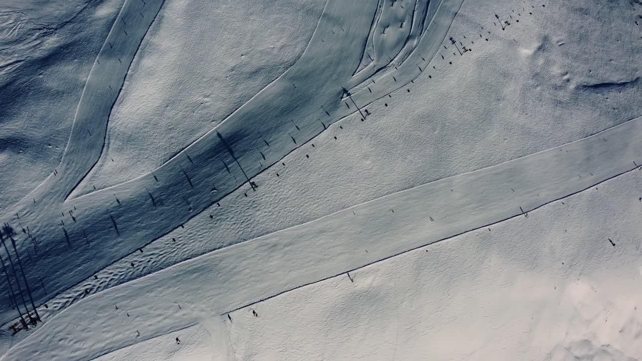 Sopra una pista da sci innevata bianca durante la stagione invernale con seggiovia