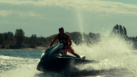 deportista montando jet ski extremo en el río. el jinete conduce jet ski en cámara lenta