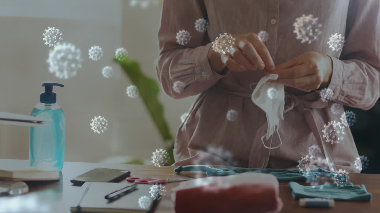 마스크를  ⁇ 는 사람 위에 떠다니는 거대한 코로나19 세포의 애니메이션