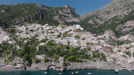 el pueblo de positano está ubicado en escarpados acantilados rocosos en el mar mediterráneo, costa de amalfi, sur de italia