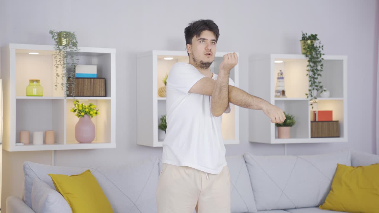 운동선수가 운동을 하고 있습니다. 워밍업 액션.