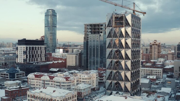 Paisagem Urbana com Construção de Arranha-céu Moderno no Inverno