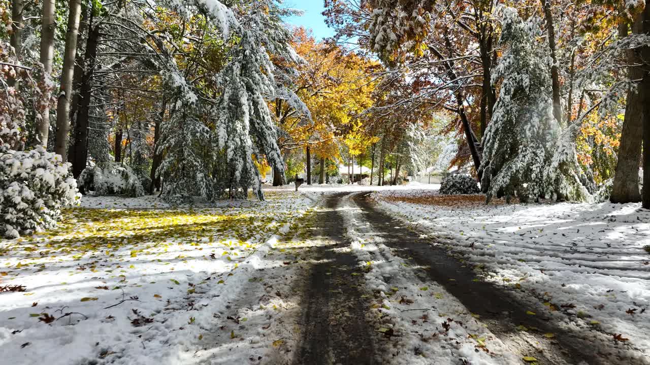 Percorrendo una strada dopo la bufera di neve
