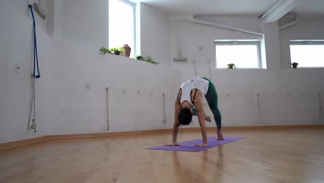 mujer mostrando una embestida lateral con los brazos extendidos posando en la casa
