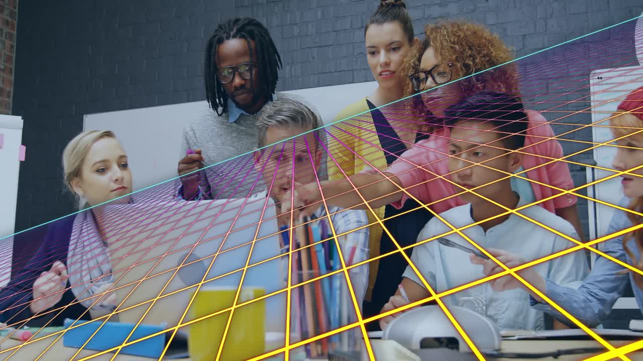 animación de la red y el procesamiento de datos sobre las personas de negocios que trabajan en la oficina.