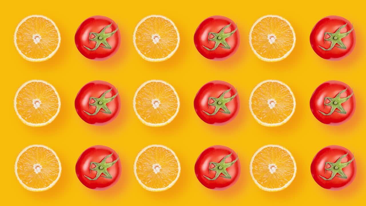 오렌지색 배경에서 회전하는 많은 개진 오렌지와 많은 전체 토마토.