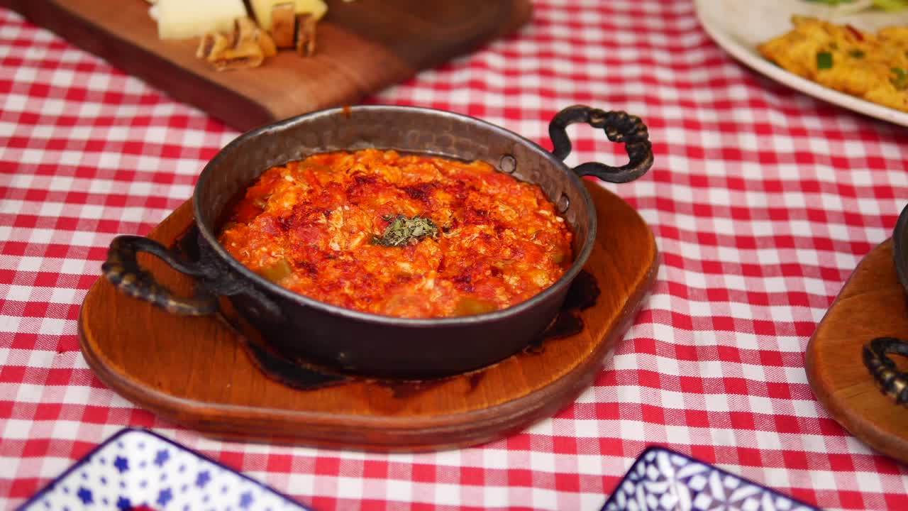 Menemen: A Delicious Turkish Egg Dish