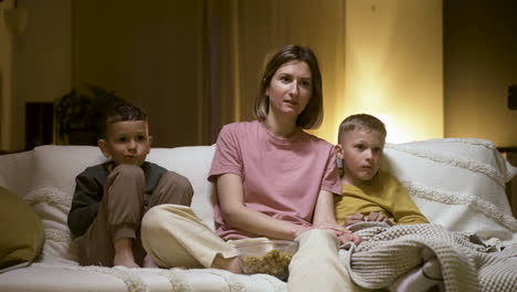 familia viendo una película de comedia