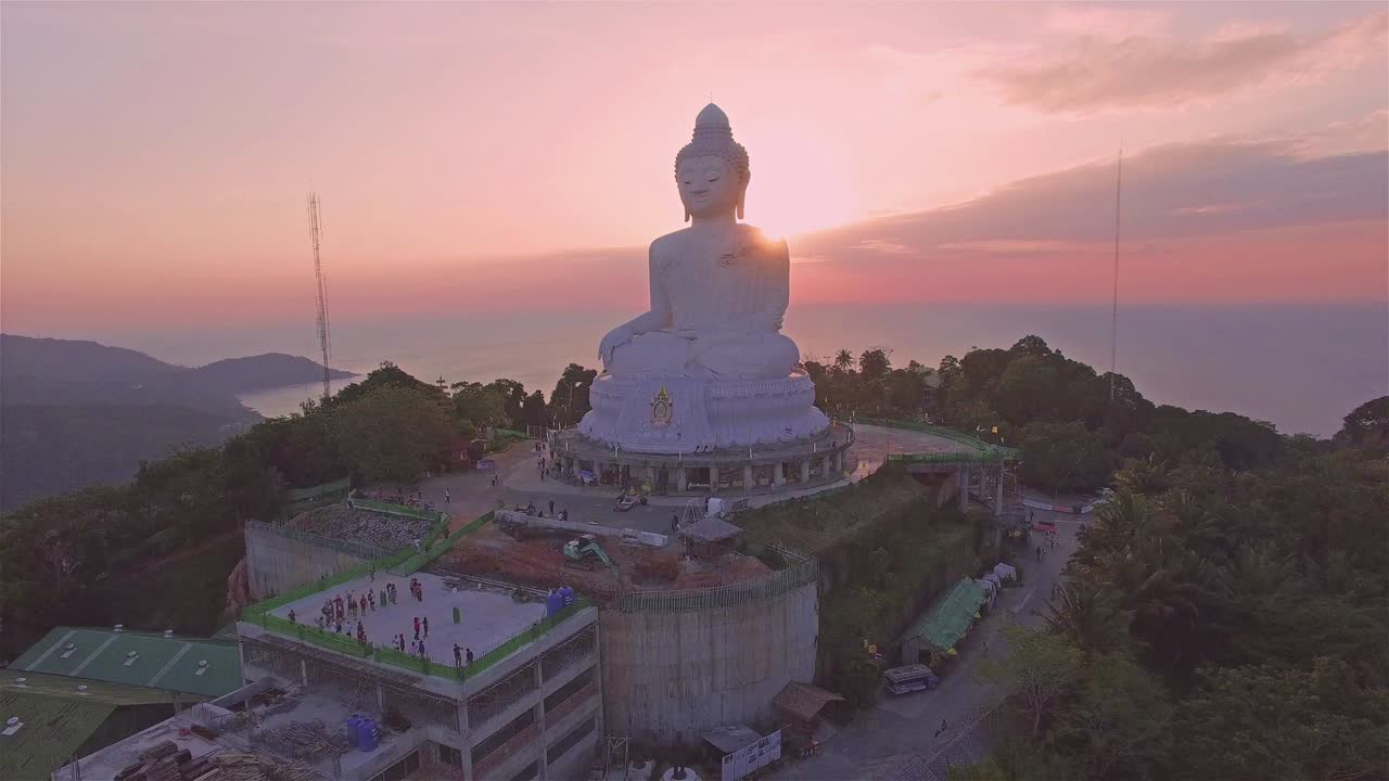 vista aérea del hermoso gran buda en la isla de phuket.