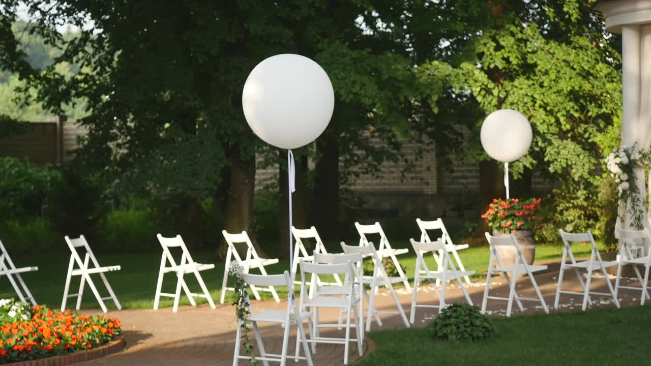 정원, 공원, 야외 결혼식, 축제, 결혼식 복도 장식, 결혼식 전에 잔디에 색 나무 빈 의자 줄