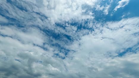 las nubes se mueven en el cielo azul.