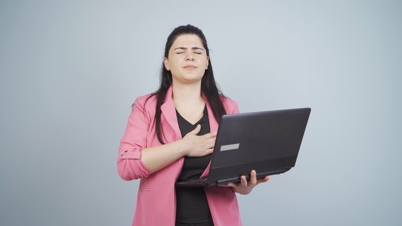 una mujer de negocios que tiene un ataque al corazón.
