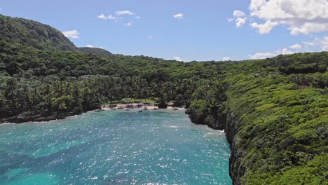 Vista-Aérea-De-Playa-Madama-Durante-El-Día-En-Las-Galeras,-República-Dominicana---Disparo-De-Drones