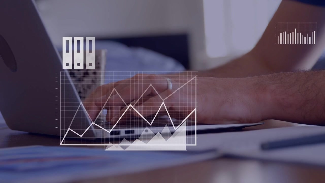 Mand taster på bærbar computer, aktiverer sky- og analyseoverlejringer, hjælper marketingfolk med at visualisere data
