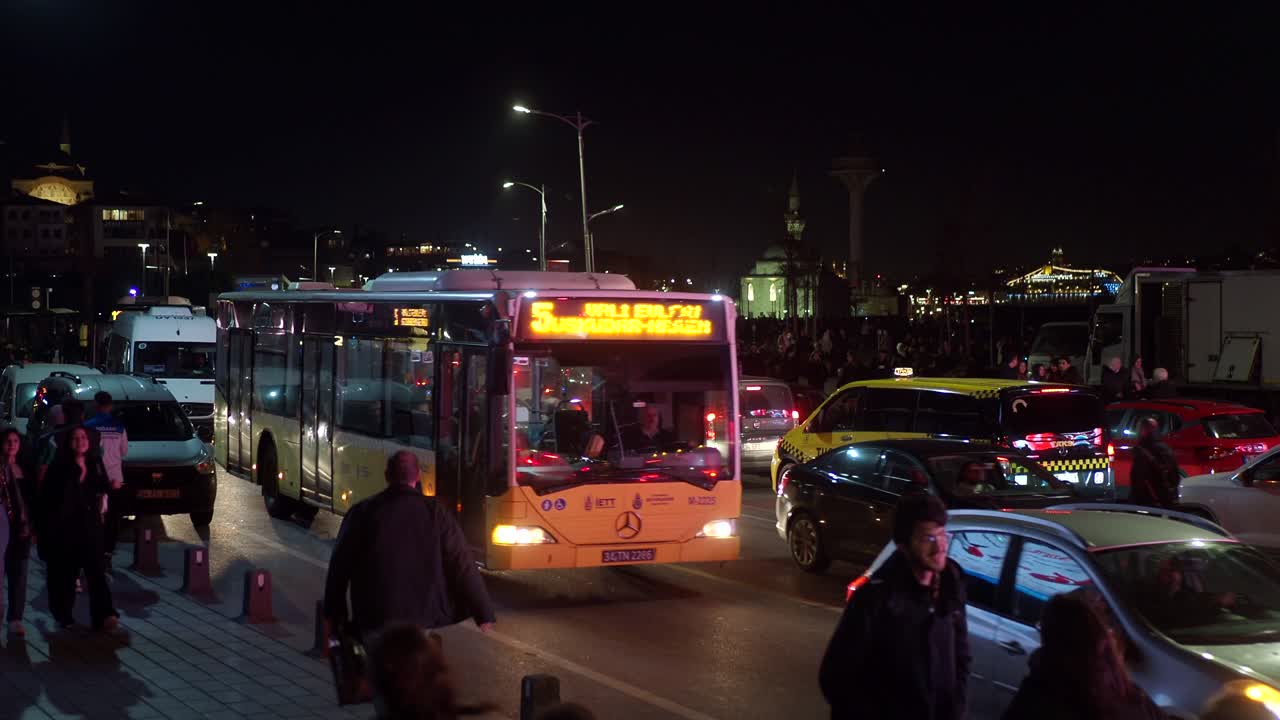 터키 이스탄불의 야간 교통