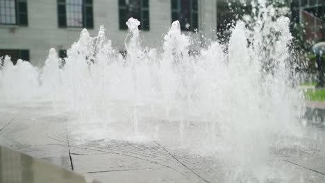 un primer plano de varias fuentes rociando agua en un parque en boston, massachusetts