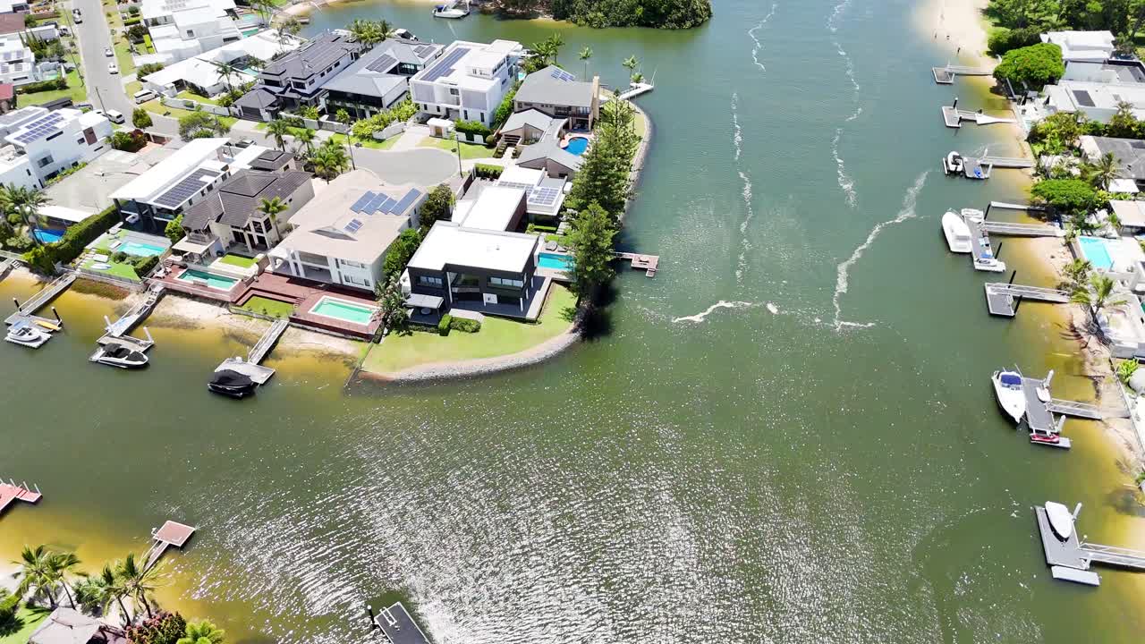 브로드비치 수로와 주택의 드론 영상