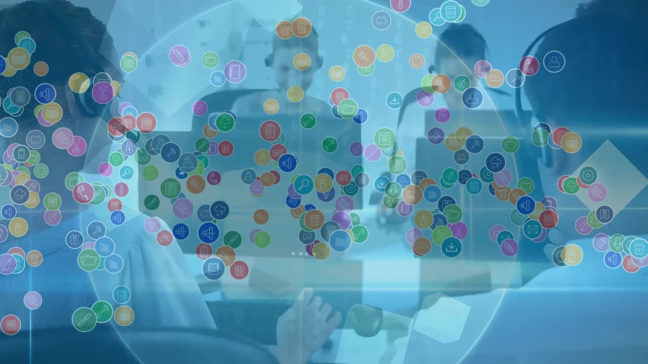 사무실에서 일하는 고객관리 임원들의 팀을 상대로 디지털 아이콘의 네트워크