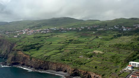 Luftaufnahme-Der-Felder-Und-Des-Weilers-Der-Insel-Terceira-An-Einem-Bewölkten-Tag-Auf-Den-Azoren,-Portugal