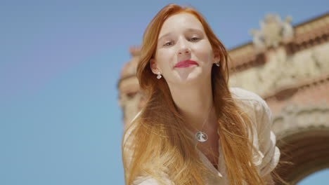 Retrato-De-Una-Mujer-Sonriente-Divirtiéndose-Cerca-Del-Arco-De-Triunfo-De-Barcelona