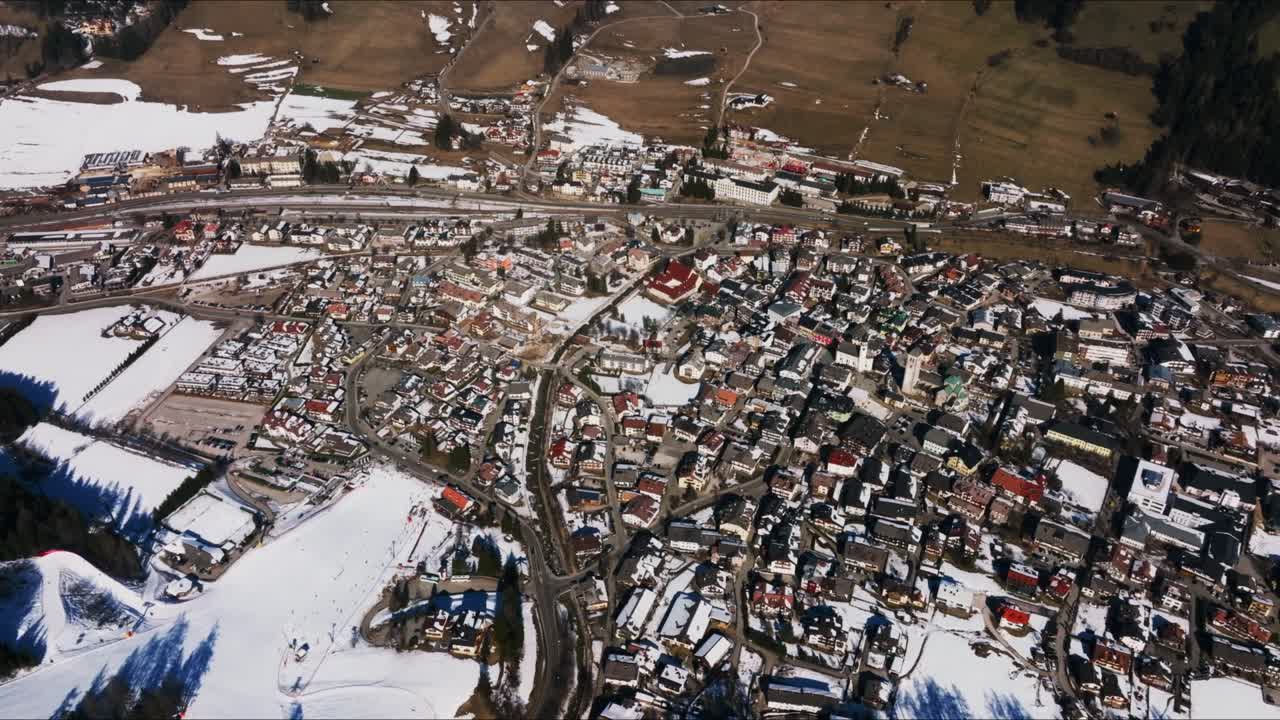 이탈리아 산악 도시 산 칸디도 (san candido) 의 공중 풍경.