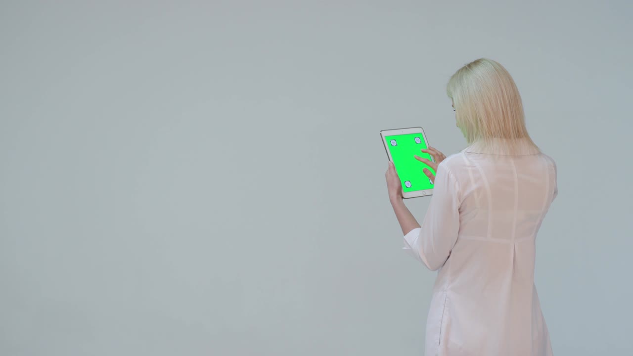 컴퓨터 의 초록색 화면 을 누르는 의사