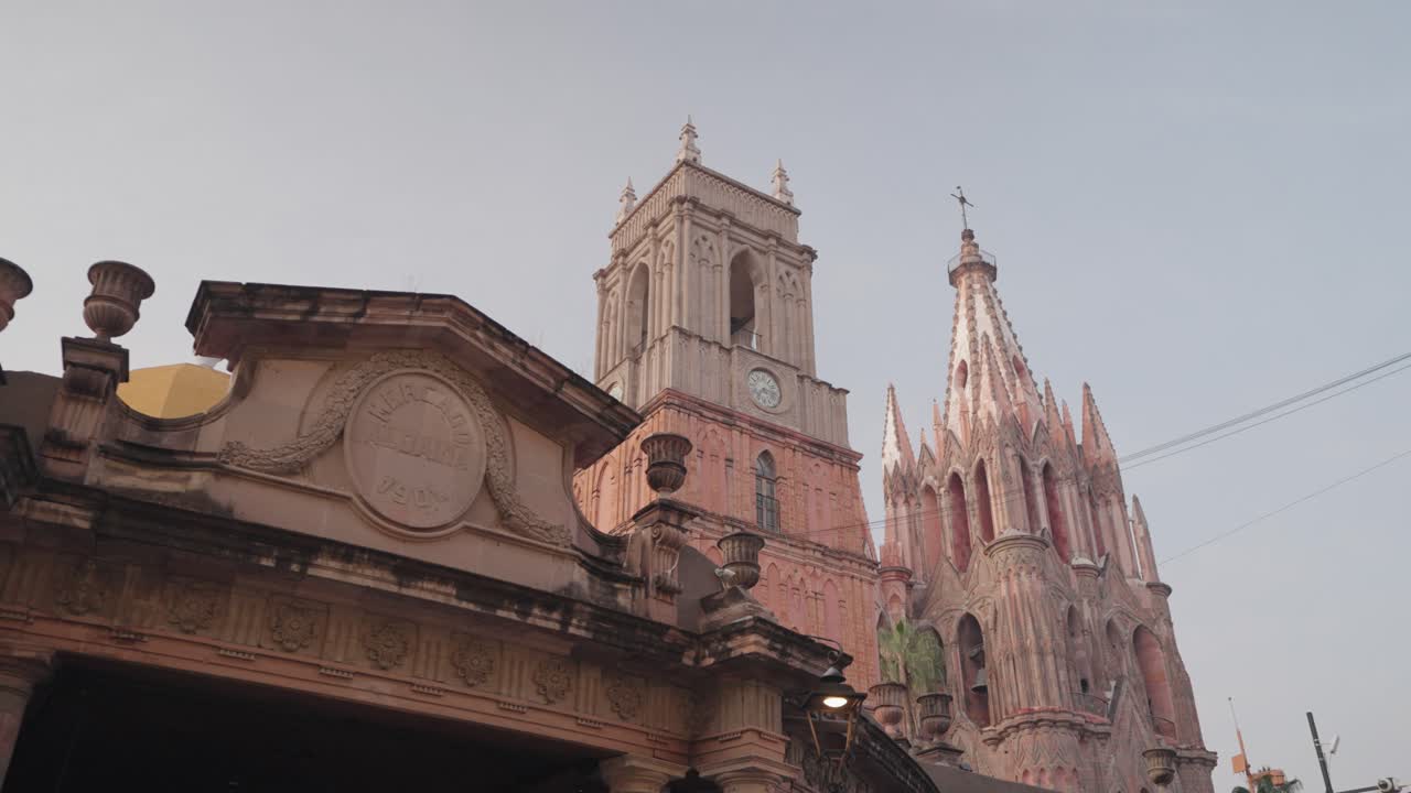 Vista de uma igreja e do Mercado Aldama em San Miguel de Allende