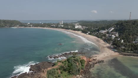 Las-Olas-Del-Océano-Lamen-Suavemente-La-Playa-De-Arena-Que-Ofrece-Mucha-Soledad