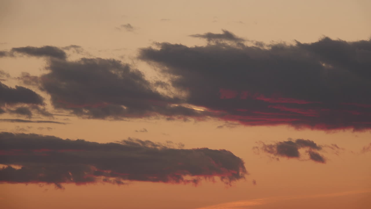 Zeitraffer der Wolkenbewegung bei Sonnenuntergang