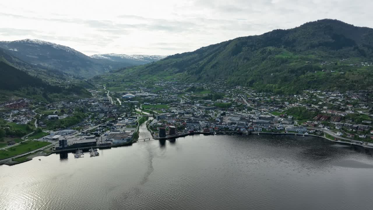 sogndal norueguês - noite de verão aérea dando uma vista panorâmica completa da cidade da praia