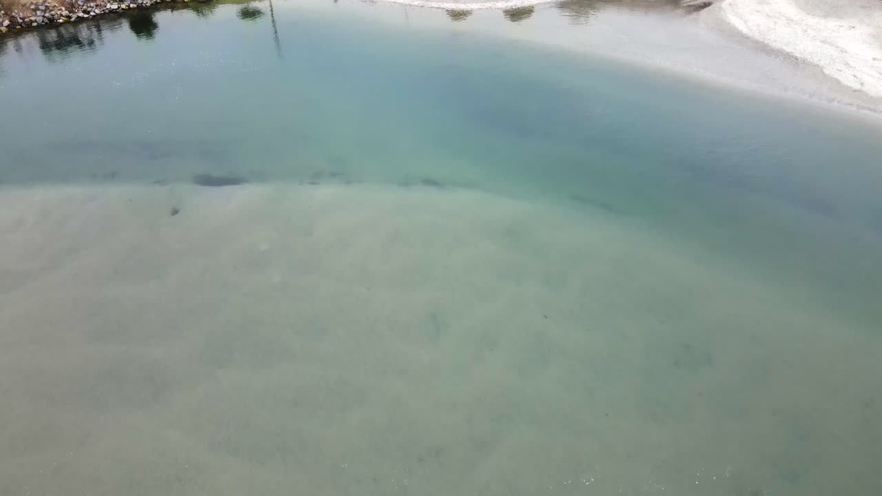 panorámica lenta del océano en el recinto ferial de delmar