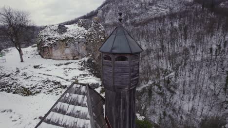 Hermoso-Minarete-De-Madera-De-La-Mezquita-Kuslat-Del-Período-Otomano-En-Bosnia-Y-Herzegovina