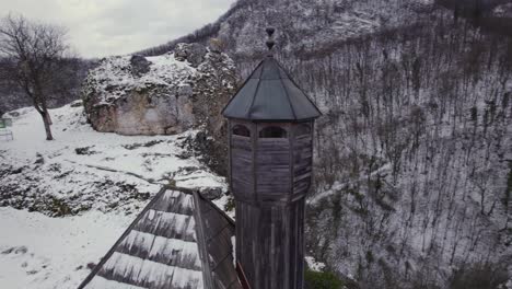 hermoso minarete de madera de la mezquita kuslat del período otomano en bosnia y herzegovina