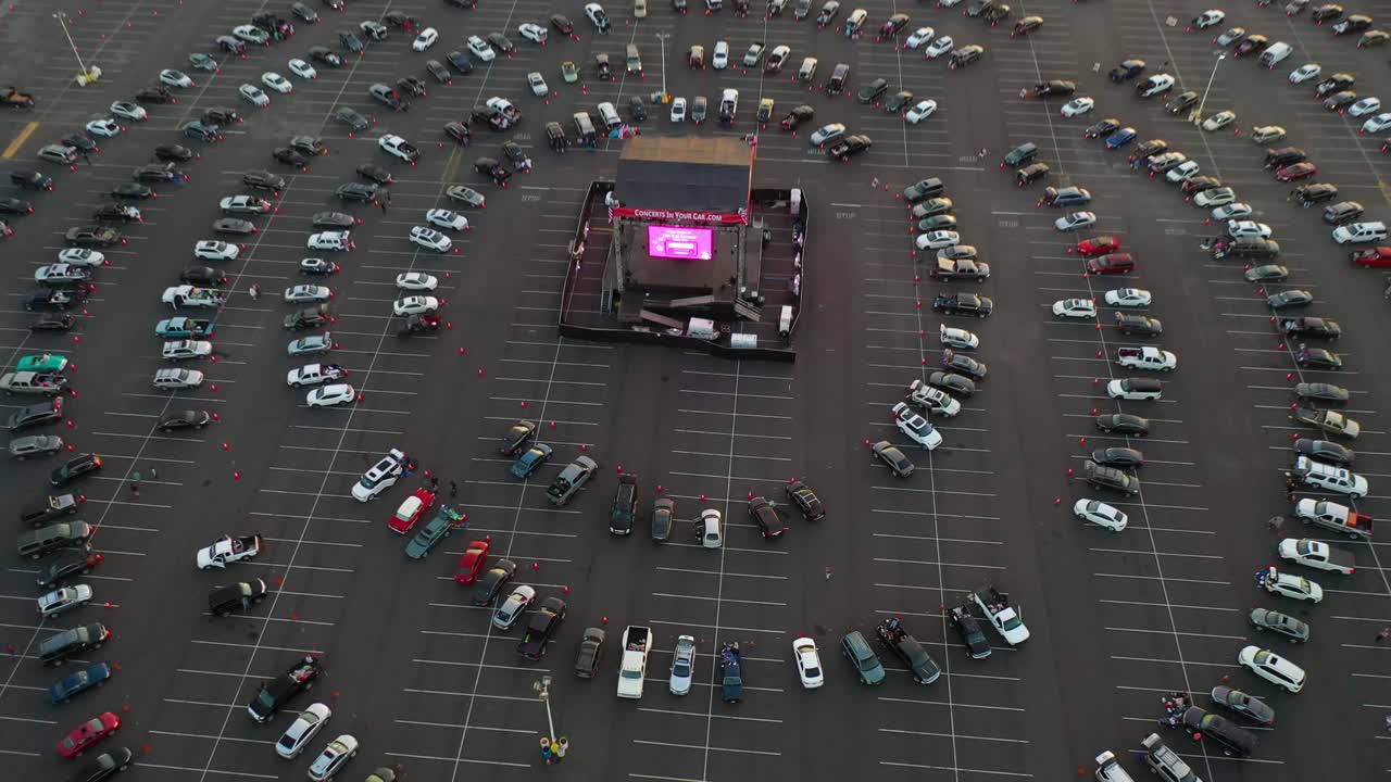 covid 19 코로나 바이러스 대유행 발생 10 동안 영화관의 드라이브가 부활했습니다.