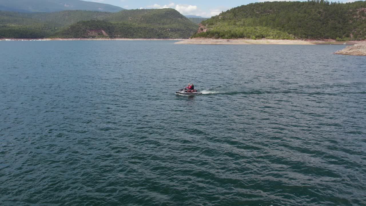 dos personas en moto acuática waverunner en el embalse de flaming gorge, antena