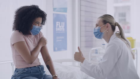 una doctora con una máscara inyectando