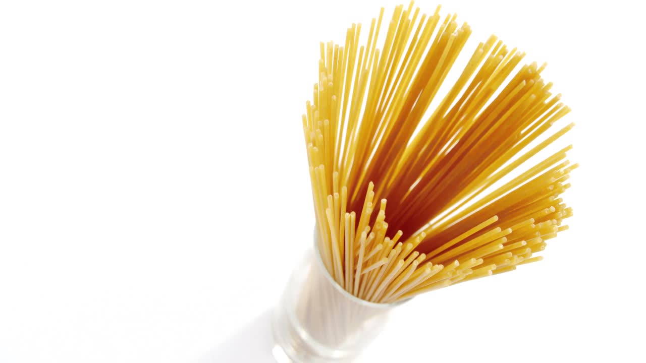 컨테이너에 배열된 원시 스파게티